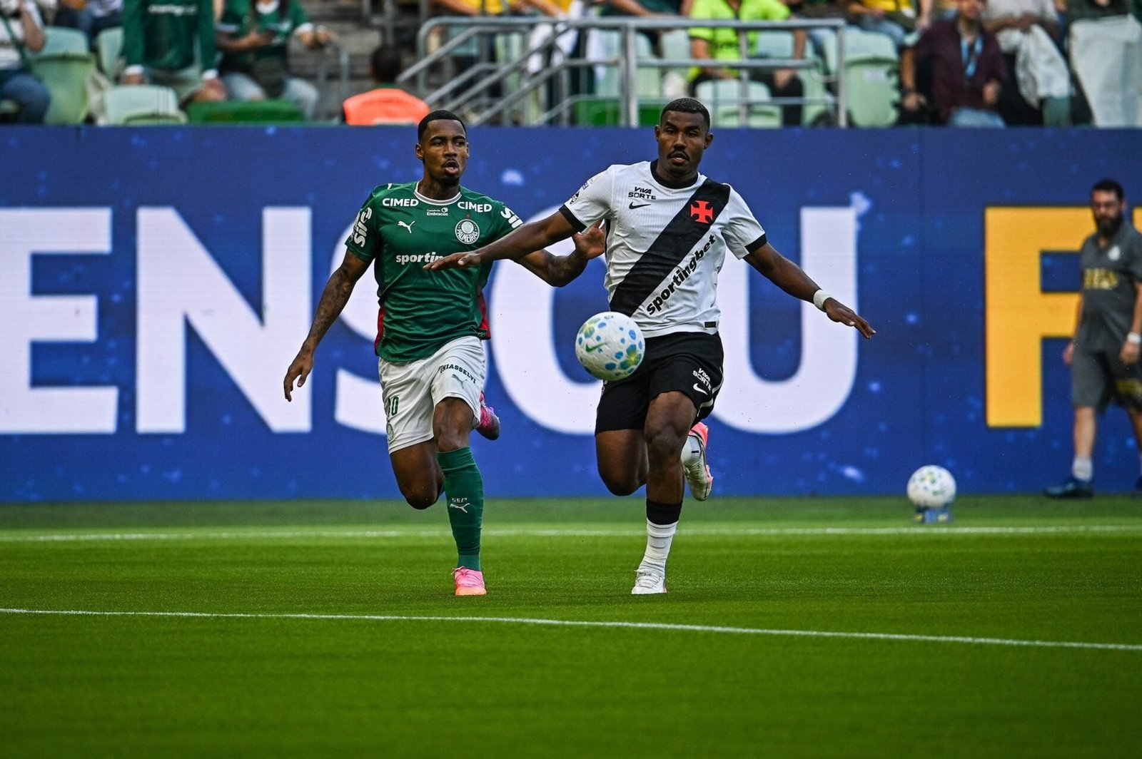 Allan e Cuiabano em disputa de bola durante Palmeiras x Vasco