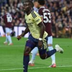 Saka comemora o gol da vitória do Arsenal sobre o Aston Villa pela Premier League