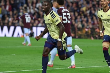 Saka comemora o gol da vitória do Arsenal sobre o Aston Villa pela Premier League