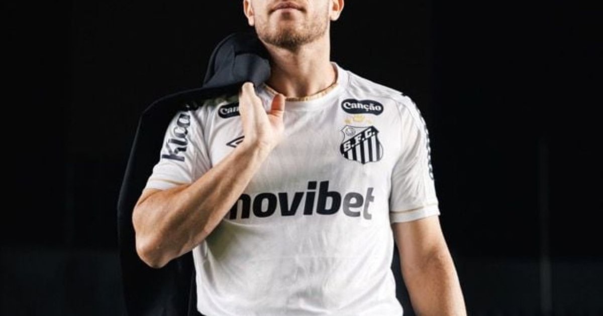 Arthur com a camisa do Santos após assinar contrato até o fim de 2026