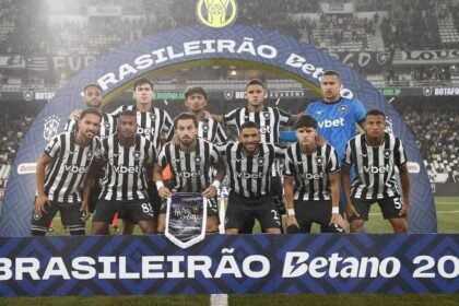 Jogadores do Botafogo perfilados antes do classico do Brasileirao contra o Flamengo