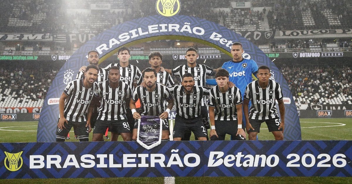 Jogadores do Botafogo perfilados antes do classico do Brasileirao contra o Flamengo
