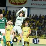 Disputa de bola entre Mirassol e Palmeiras pelo Campeonato Brasileiro