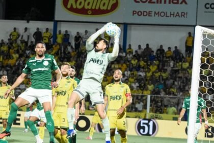 Disputa de bola entre Mirassol e Palmeiras pelo Campeonato Brasileiro