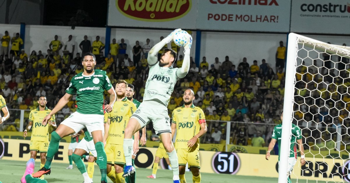 Disputa de bola entre Mirassol e Palmeiras pelo Campeonato Brasileiro