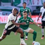Cuiabano e Andreas Pereira disputam a bola em Palmeiras x Vasco pelo Brasileirão
