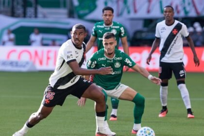 Cuiabano e Andreas Pereira disputam a bola em Palmeiras x Vasco pelo Brasileirão