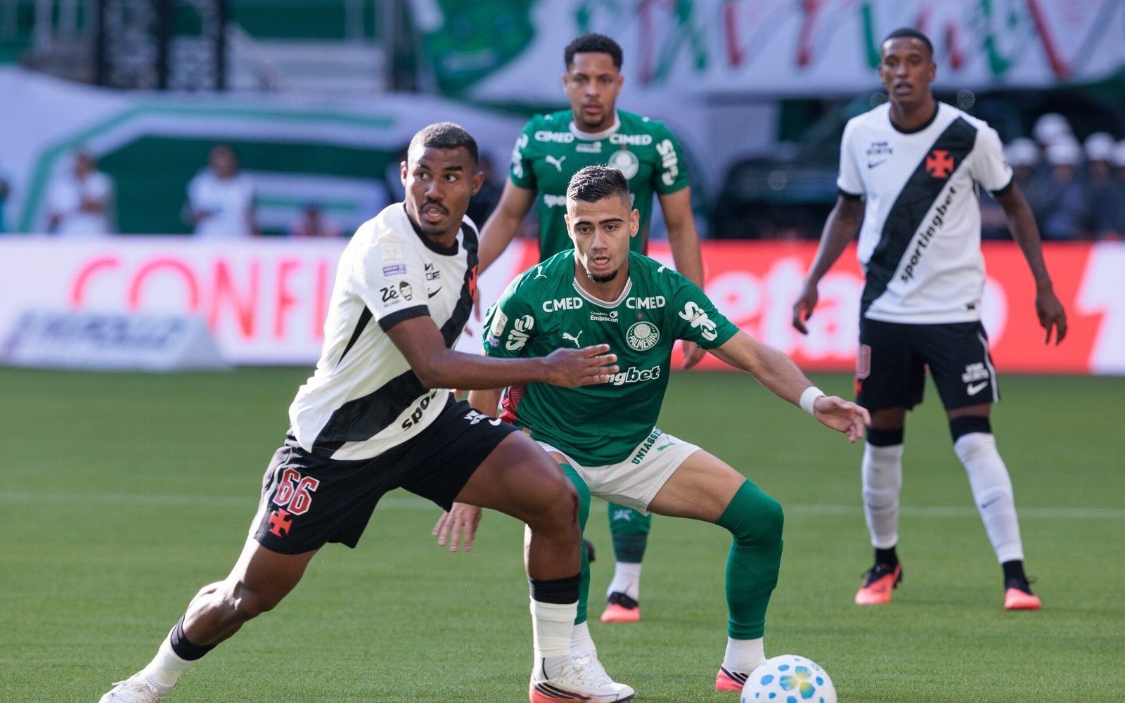 Cuiabano e Andreas Pereira disputam a bola em Palmeiras x Vasco pelo Brasileirão