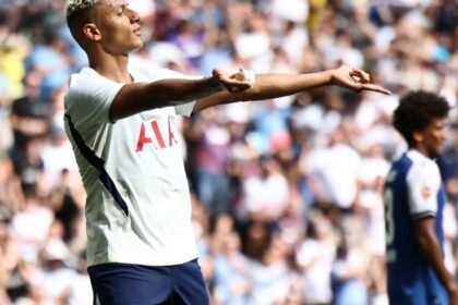 Richarlison comemora gol pelo Tottenham em meio ao interesse do Atletico de Madrid