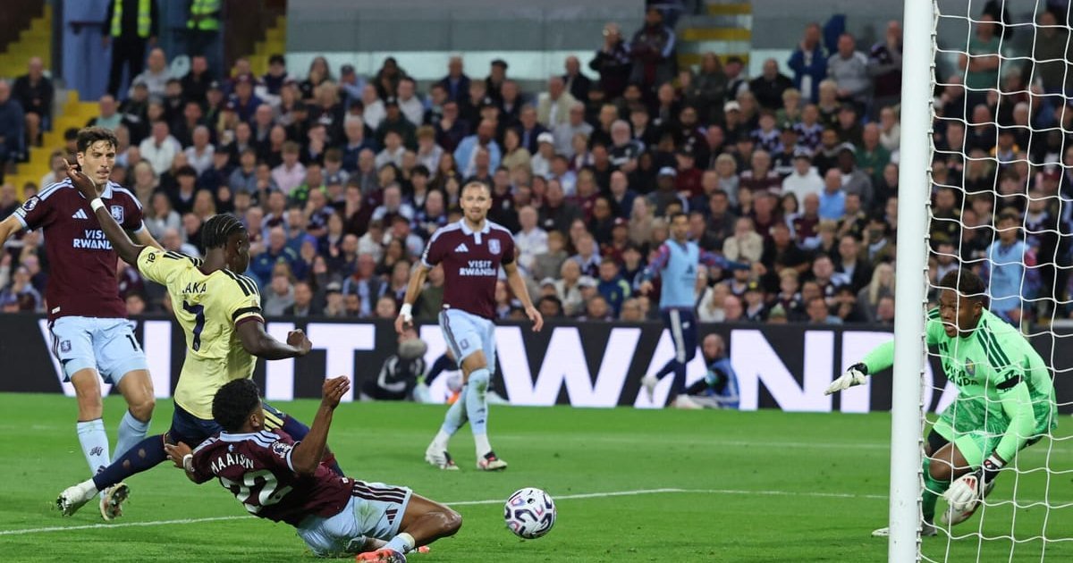 Saka finaliza para marcar o gol do Arsenal sobre o Aston Villa no Villa Park pela Premier League