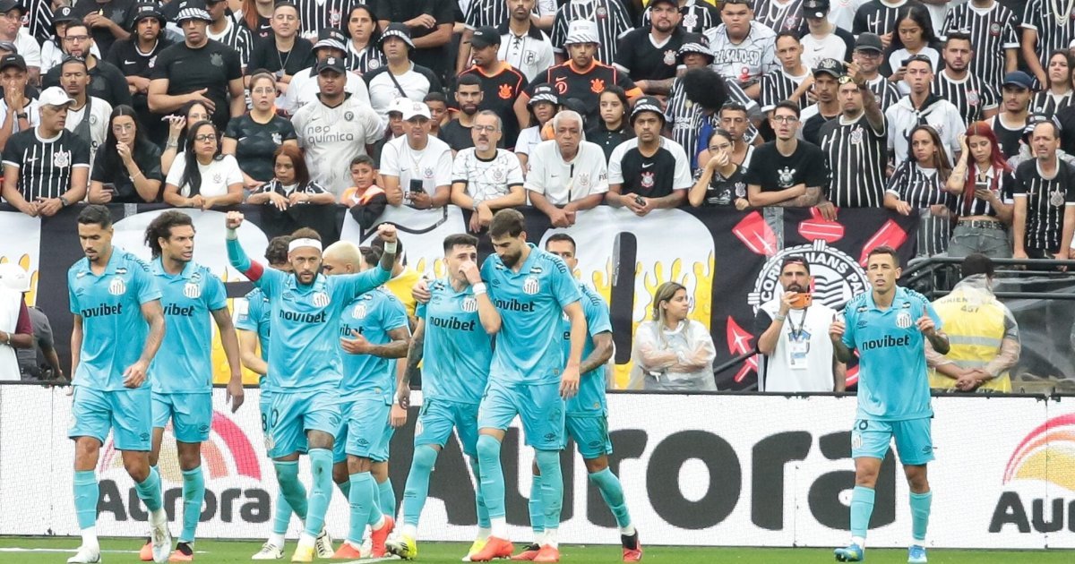 Jogadores do Santos comemoram o gol de Oliva contra o Corinthians pelo Brasileirão
