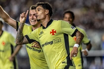 Jogadores do Vasco comemoram a vitoria por 3 a 1 sobre o Cruzeiro pelo Brasileirao
