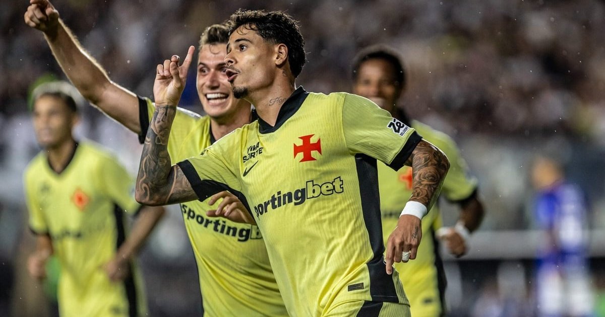 Jogadores do Vasco comemoram a vitoria por 3 a 1 sobre o Cruzeiro pelo Brasileirao