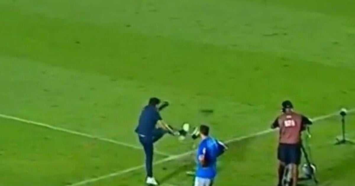 Abel Ferreira chuta o microfone durante Mirassol x Palmeiras pelo Brasileirão