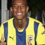 Anderson Talisca com a camisa do Fenerbahçe antes de acertar com o Al-Jazira