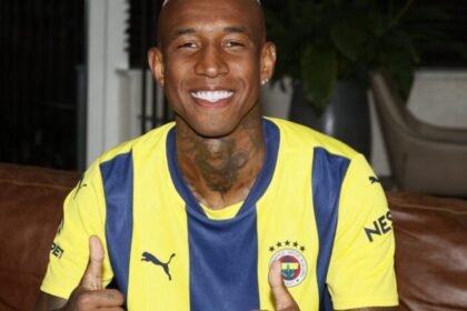 Anderson Talisca com a camisa do Fenerbahçe antes de acertar com o Al-Jazira