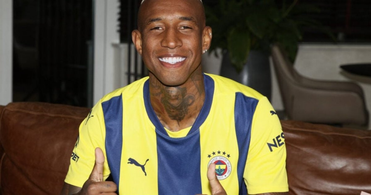 Anderson Talisca com a camisa do Fenerbahçe antes de acertar com o Al-Jazira