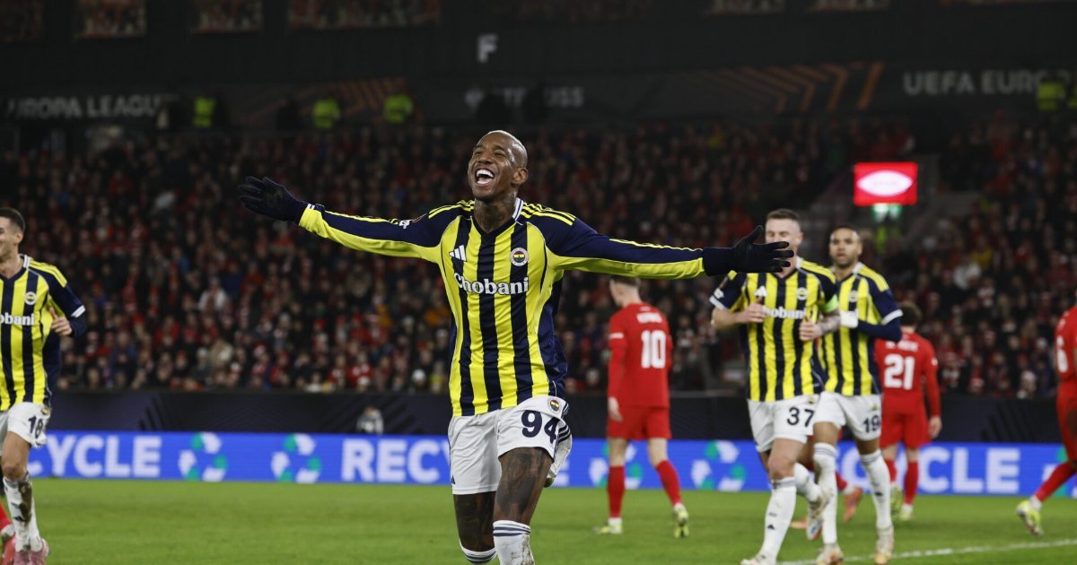 Anderson Talisca comemora gol com a camisa do Fenerbahçe na Champions League
