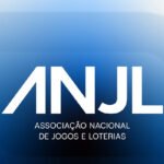 Logotipo da ANJL, Associação Nacional de Jogos e Loterias, em fundo azul, na notícia sobre influenciadores de bets ilegais