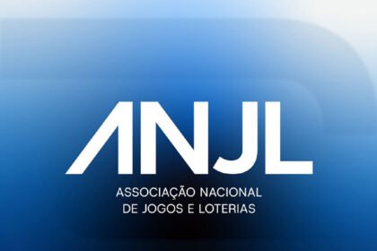 Logotipo da ANJL, Associação Nacional de Jogos e Loterias, em fundo azul, na notícia sobre influenciadores de bets ilegais