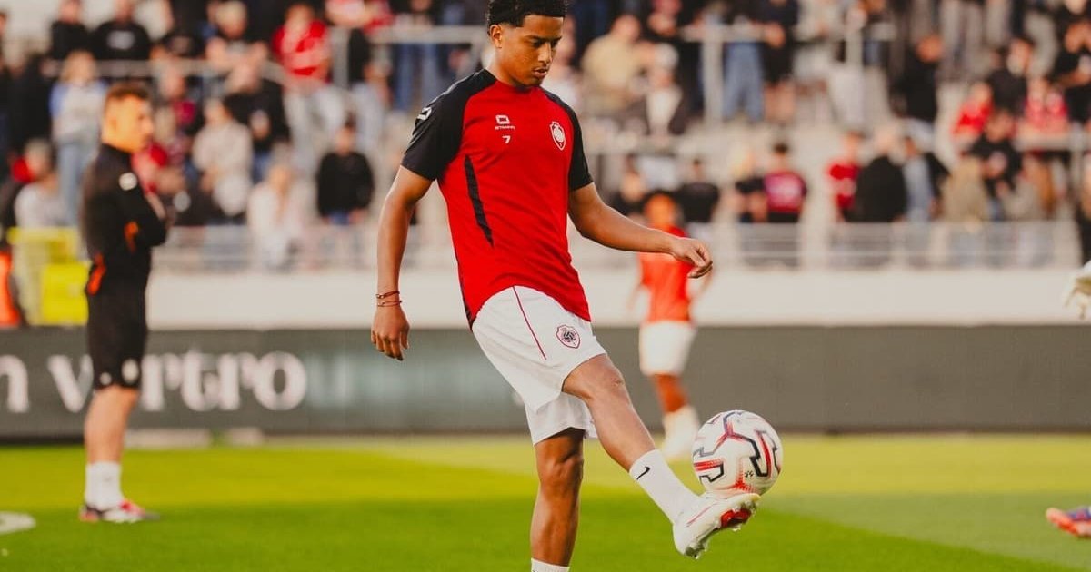 Anthony Valencia, novo reforço do Flamengo, em treino antes de partida