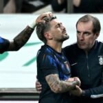Arrascaeta é consolado ao deixar o gramado após a lesão no punho que tira o meia do Flamengo da Libertadores