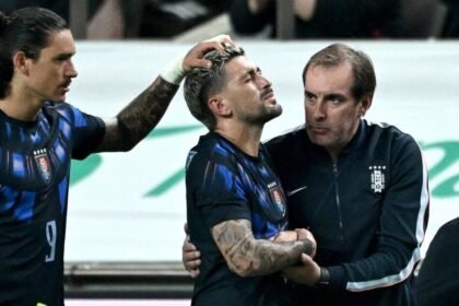 Arrascaeta é consolado ao deixar o gramado após a lesão no punho que tira o meia do Flamengo da Libertadores