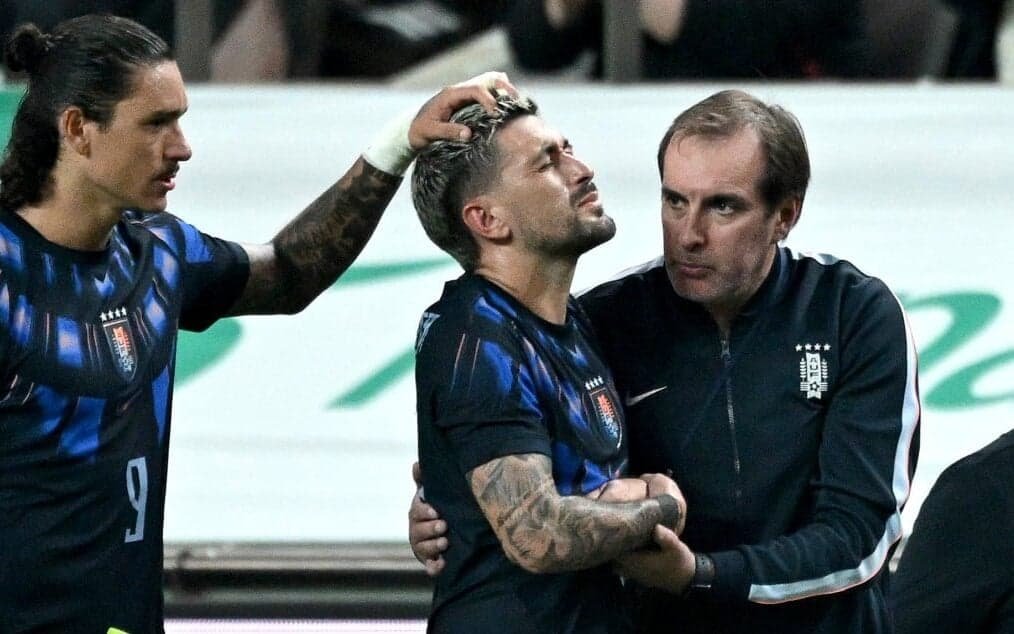 Arrascaeta é consolado ao deixar o gramado após a lesão no punho que tira o meia do Flamengo da Libertadores