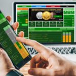 Pessoa usa o celular para acessar um site de apostas esportivas, alvo do bloqueio das bets