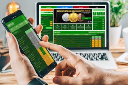 Pessoa usa o celular para acessar um site de apostas esportivas, alvo do bloqueio das bets