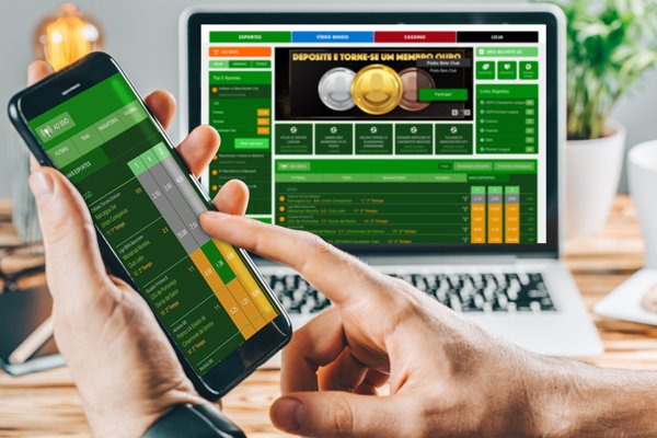 Pessoa usa o celular para acessar um site de apostas esportivas, alvo do bloqueio das bets