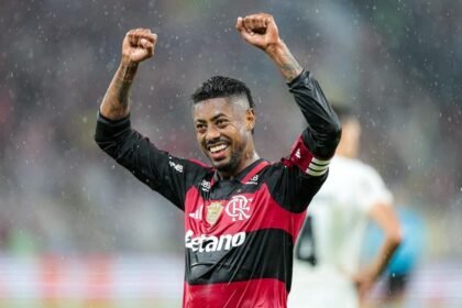 Bruno Henrique com a camisa do Flamengo, autor do gol da vitória sobre o Corinthians