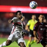Aurélio Buta em campo pelo São Paulo; lateral está fora da temporada após cirurgia no joelho