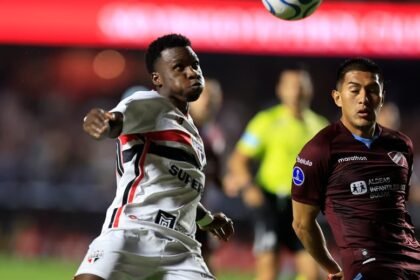 Aurélio Buta em campo pelo São Paulo; lateral está fora da temporada após cirurgia no joelho