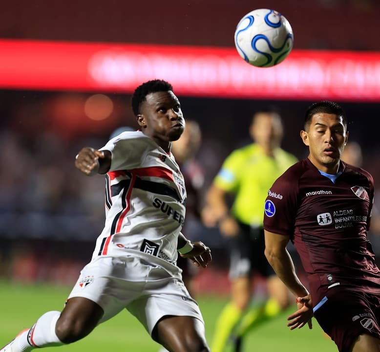 Aurélio Buta em campo pelo São Paulo; lateral está fora da temporada após cirurgia no joelho