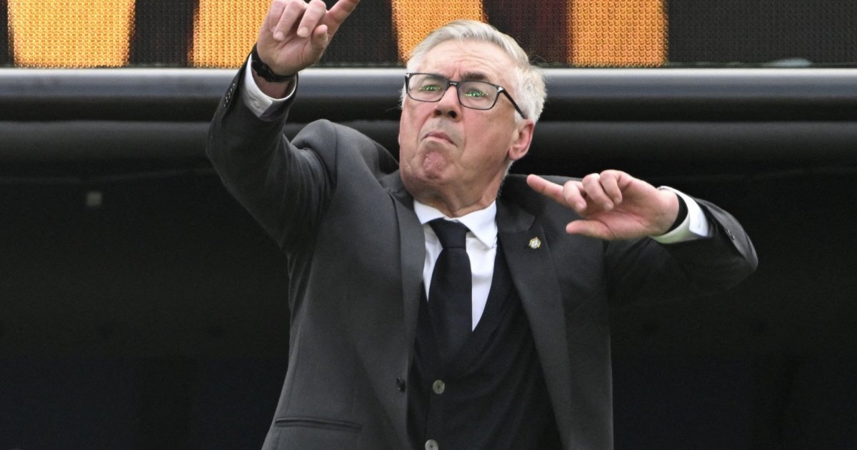 Carlo Ancelotti gesticula à beira do campo no comando da Seleção Brasileira