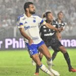 Fabrício Bruno lamenta lance na derrota do Cruzeiro para o Santos na Vila Belmiro
