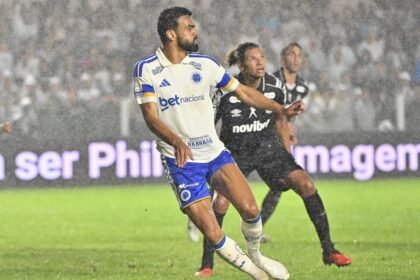 Fabrício Bruno lamenta lance na derrota do Cruzeiro para o Santos na Vila Belmiro