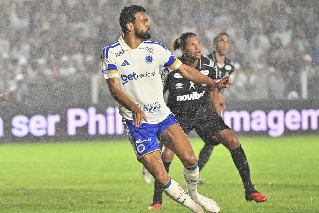 Fabrício Bruno lamenta lance na derrota do Cruzeiro para o Santos na Vila Belmiro