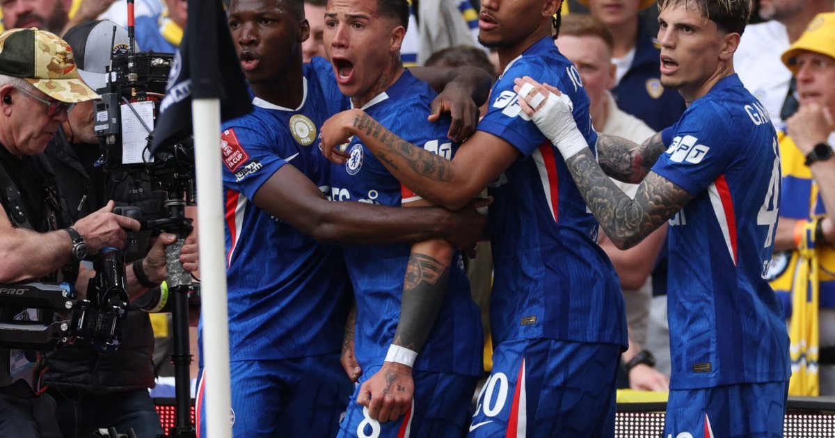 Enzo Fernandez comemora gol pelo Chelsea antes de acertar com o Manchester City