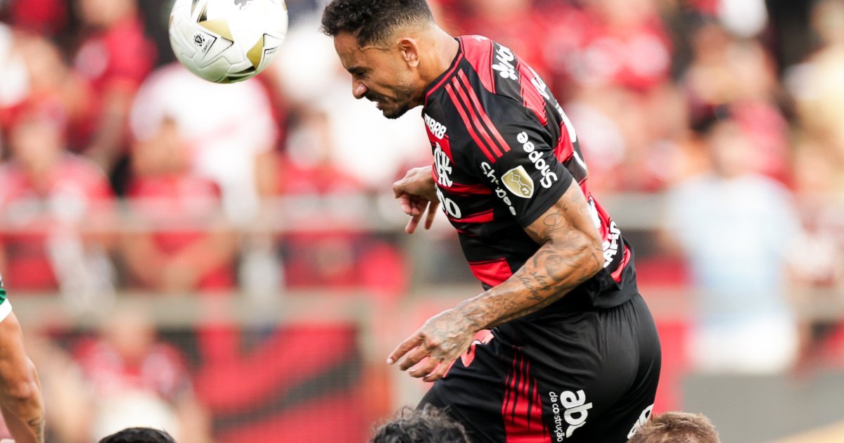 Danilo sobe de cabeça na final da Libertadores em que o Flamengo venceu o Palmeiras