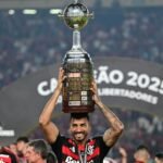 Danilo ergue a taca da Libertadores conquistada pelo Flamengo, finalista do Clube do Ano do Ballon d Or 2026