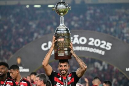 Danilo ergue a taca da Libertadores conquistada pelo Flamengo, finalista do Clube do Ano do Ballon d Or 2026
