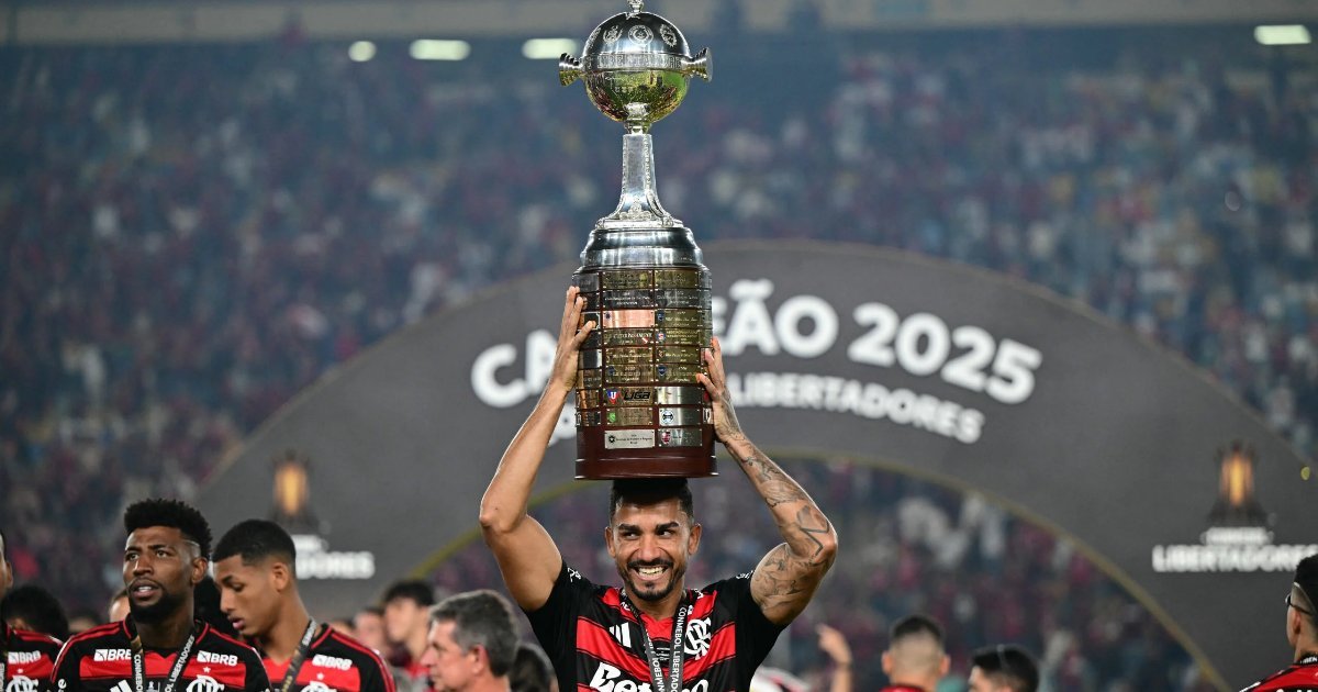 Danilo ergue a taca da Libertadores conquistada pelo Flamengo, finalista do Clube do Ano do Ballon d Or 2026