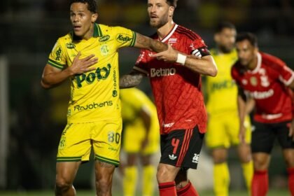 Léo Pereira marca jogador do Mirassol em Flamengo x Mirassol pelo Brasileirão