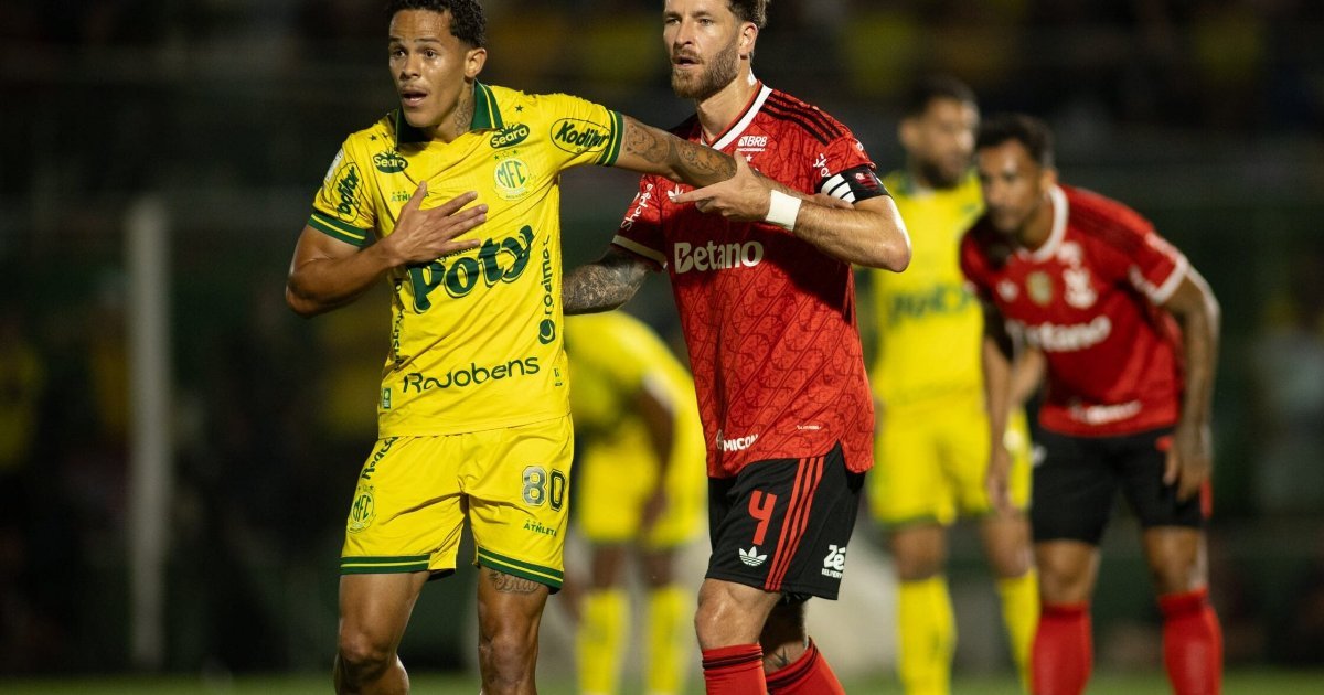 Léo Pereira marca jogador do Mirassol em Flamengo x Mirassol pelo Brasileirão