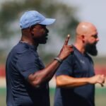 Marcão gesticula durante treino do Fluminense no CT antes da Data Fifa