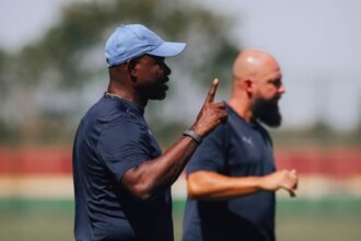Marcão gesticula durante treino do Fluminense no CT antes da Data Fifa