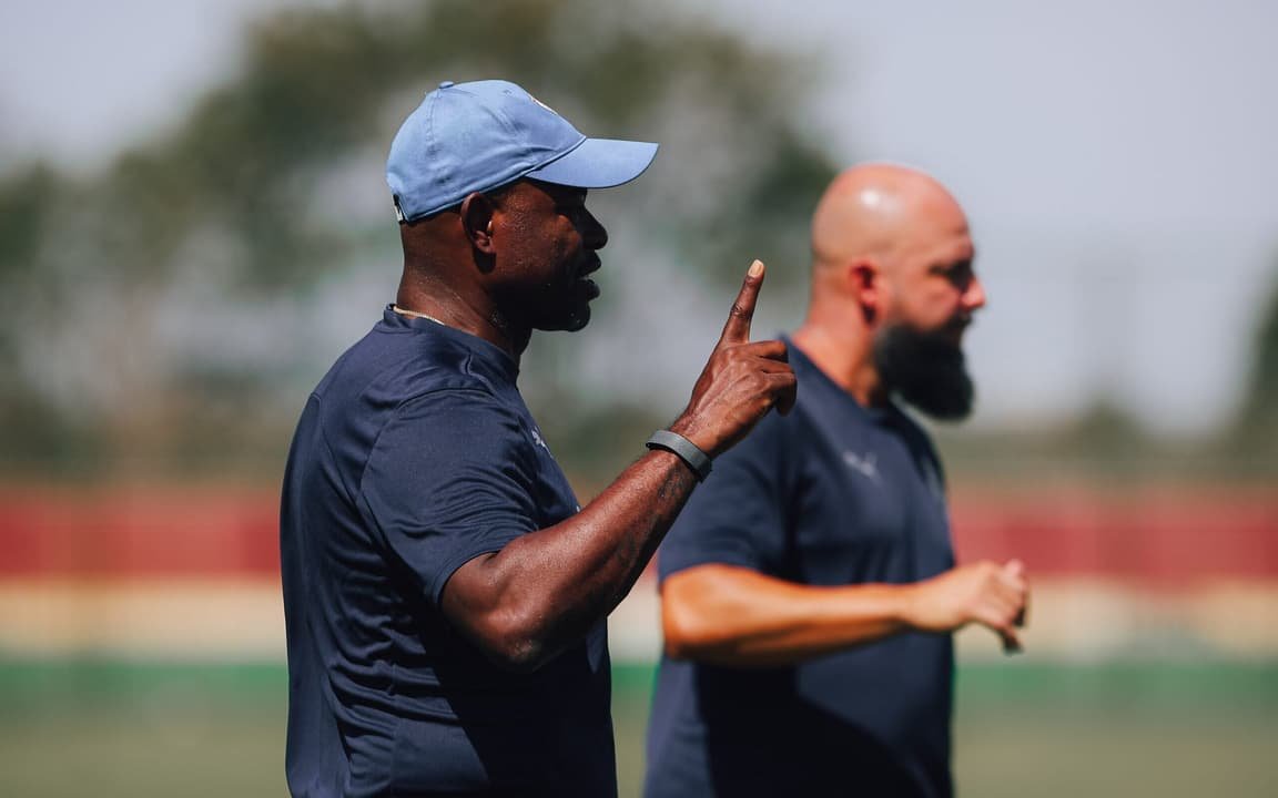 Marcão gesticula durante treino do Fluminense no CT antes da Data Fifa