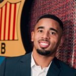 Gabriel Jesus posa com o escudo do Barcelona após acerto para a LaLiga 2026/27